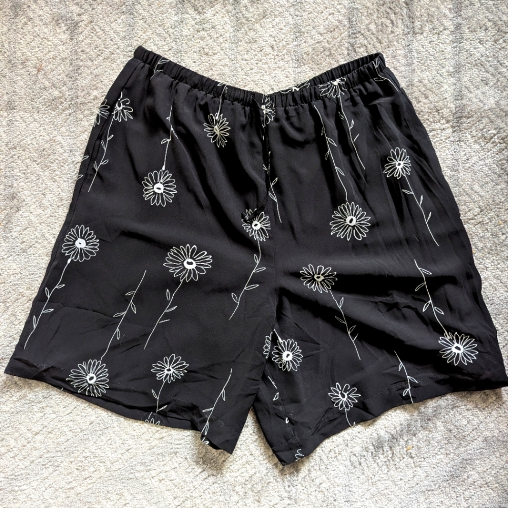 Black Shorts With Floral Daisy Pattern - Size small